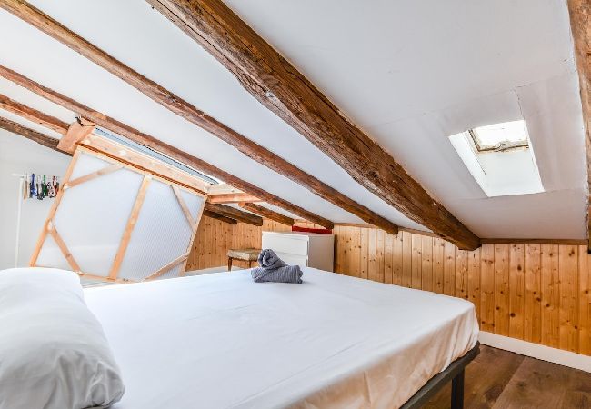 Apartamento en Madrid - ático espacioso en malasaña de alquiler temporal Apartamento en Madrid - ático espacioso en malasaña de alquiler temporal